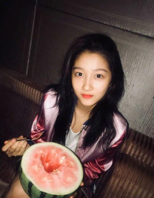 关晓彤吃黑瓜视频,趣味视频引网友热议